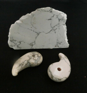 ●ホワイトハウライト　原石＆勾玉2個　まとめて3個組　 天然石 置き物 パワーストーン 鉱物 鉱石 　標本　インテリア