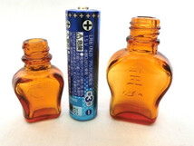 ●小さなガラス瓶　エンボスで仁王心の文字　大小　2個組　薬　空き瓶　琥珀色　容器　レトロ_画像6
