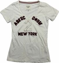 Abercrombie&Fitch ☆ アーチロゴ デザイン Ｖネック Tシャツ ホワイト 半袖 レディース M 春夏 万能 アバクロンビー＆フィッチ■AE307_画像3