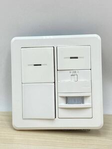 (A-165)TOSHIBA 人感(2線式 3路)スイッチ&スイッチ◆W11.5×D4.5×H12cm◆電材 配電用品 住宅設備◆モデルルーム中古品