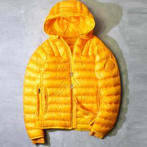 23,8万【MONCLER モンクレール 新品】◇夏を除くロングシーズン着用可能!薄くて軽いライトダウン◇外ポケ4つ,デカロゴのライトダウンパーカ