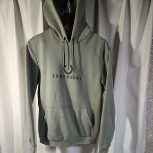 FRED PERRY　フレッドペリー　パーカー　サイズＭ　カーキ色　オリーブ色　薄い緑色