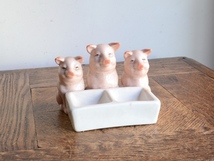 アンティーク家具 ヴィンテージ雑貨 置物 ぶた インテリア ブタさん陶器ポット 3匹の子豚 小皿 オブジェ_画像1