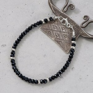  Curren group silver lacquer black. fine clothes .. black spinel beads bracele simple lady's SV950 a06-76