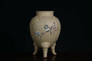 中国宜興　花器　花瓶　白泥　漢詩花鳥図彫　H高さ20.5cm 二つ落款　三つ足壺　宜興紫砂