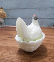 フランスアンティーク オパリンガラス 小物入れ ボンボニエール 蓋付き 鶏モチーフ 鳥 ミルクガラス ブロカント アニマル_画像3