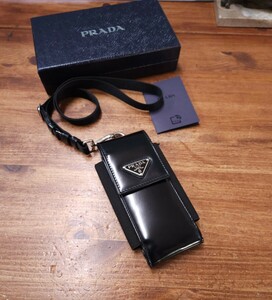 PRADA プラダ ネックストラップ付き スマホケース iPhone アンドロイド ブラック レザー 三角ロゴプレート 