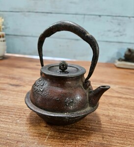 日本のアンティーク 小振り 小鉄瓶 在銘 明治 急須 煎茶道具 茶道具 南部鉄器 茶器 金属工芸 時代物 旧家蔵出し 古民家 インテリア