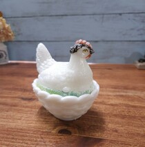 フランスアンティーク オパリンガラス 小物入れ ボンボニエール 蓋付き 鶏モチーフ 鳥 ミルクガラス ブロカント アニマル_画像2