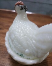 フランスアンティーク オパリンガラス 小物入れ ボンボニエール 蓋付き 鶏モチーフ 鳥 ミルクガラス ブロカント アニマル_画像4
