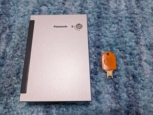 0603u2633　パナソニック(Panasonic) コスモシリーズワイド21 防雨スイッチガードプレート 1連用 簡易鍵付 ホワイトシルバー WTC7981S