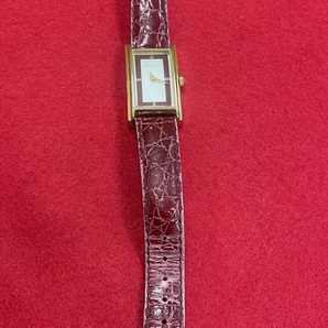 稼働品 グッチ QZ 2600L スクエア ローマン シルバー×赤系文字盤 レディース腕時計の画像1