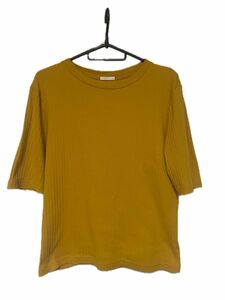 GU 半袖TシャツXL レディース半袖Tシャツ　#レディーストップス ①②の様なカラシ色です。