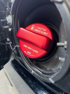 デザイン性UP♪ 給油口キャップ タンクキャップ カバー 赤 ランドクルーザープラド 150 系 TX TZ TZ-G Lパッケージ