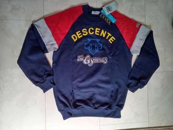 新品DESCENTE トレーナー