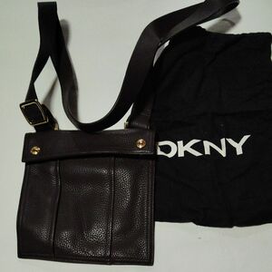 DKNY・ダナキャラン・斜めがけバッグ・焦げ茶色・