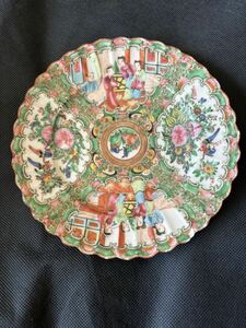 中国古美術品　清の時代　粉彩人物花鳥中皿　18.5cm