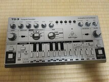 『behringer TD-3-SR』美品・動作品 アナログベースラインシンセサイザー ベリンガー アシッド acid シルバー_画像1