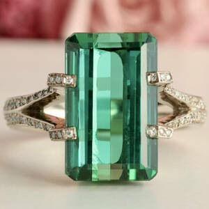 K18 green tourmaline 7.23ct diamond 0.182ct ring 10.5 number 750 K18 champagne gold 