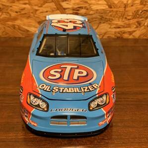 STP 2006 charger Bobby Labonte ボビー ラボンテ 1/24 NASCAR ACTION RACINGの画像2