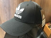 adidas CAP アディダス　帽子 白刺繍入　ブラック　黒系　フリーサイズ　キャップ　_画像1