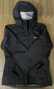 23年購入　黒　山ガール　極上　トレッキング　登山　patagonia パタゴニア　トレントシェル 3L レインコート　雨合羽　ナイロンジャケット