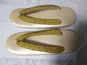  lady's zori 23.8cm, heel 3.7cm, light beige color cream color, nose . is .. yellow color crepe-de-chine ground,