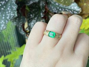 18 gold emerald diamond ring 