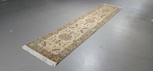 レアなペルシャ絨毯 本物保証 シルクとコルク タブリーズ産 100%手織り未使用品 オススメ ランナー絨毯 Kenareh サイズ: 420cm×93cm