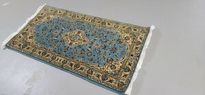ペルシャ絨毯 カシャン産 100%手織り保証 有名なMah工房 未使用品 非常に綺麗な青色とベージュ色 サイズ:135cm×70cm 