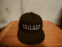 【uniform experiment ユニフォームエクスペリメント×NEW ERA ニューエラ】刺繍入りベースボールキャップ 限定コラボモデル 人気アイテム_画像1