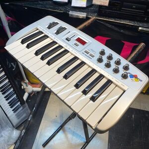 M-Audio Oxygen8 MIDI keyboard 