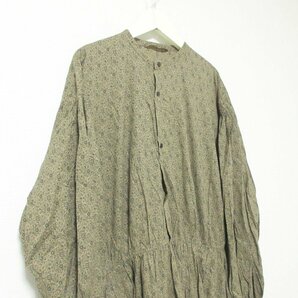 美品 TOUJOURS トゥジュー Classic Gathered Dress 花柄 フラワープリント 長袖 ロング丈 シャツワンピース オーバーサイズ 2 カーキ ◆の画像4