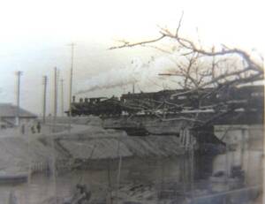 古写真 蒸気機関車 鉄橋 屋形船 // 風景写真 鉄道写真 河川