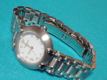 BURBERRY　LONDON　５ATM　SWISS　MADE　女性用腕時計　ホワイト_画像2