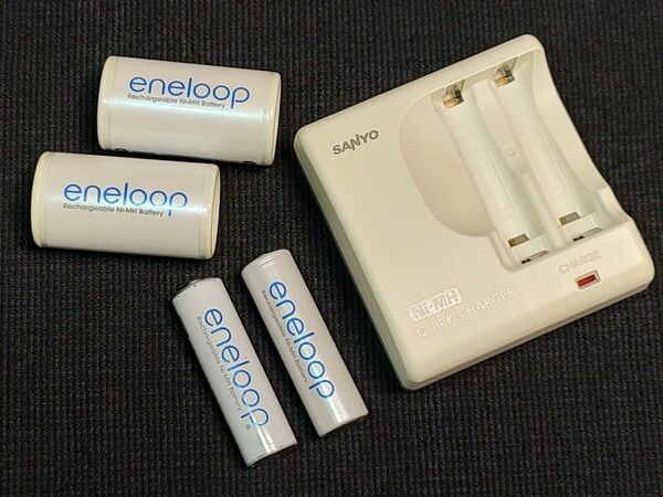 ■SANYO　急速充電器　■ SANYO　サイズ変換スペーサー　■SANYO　eneloop 　単3形　HR-3UTG