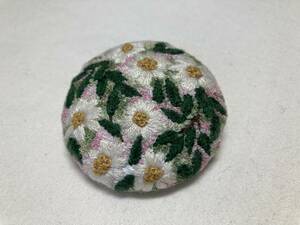 手刺繍 総刺繍 春色 カモミール 植物 ブローチ ハンドメイド 一点物