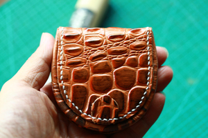 本革極厚 半円型（馬蹄形）小銭入れコインケース手縫い　ブラウン　クロコダイル型押し