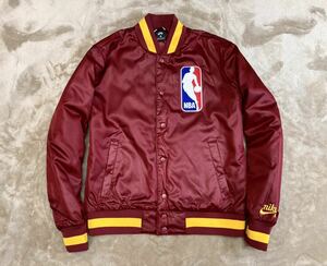 限定モデル！新品同様【NIKE SB×NBA】ナイキ コラボ「BOMBER JACKET」ワッペン入り サテンスタジャン バーガンディー/L