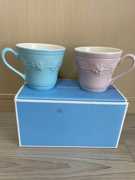 【新品、未使用】WEDGWOOD ペアマグカップ　ピンク＆ブルー　箱付き 