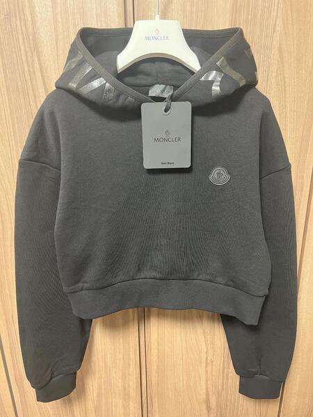 未使用・本物保証☆MONCLER Cropped sweatshirt Ladys Hoodie パーカー Lサイズ ブラック色 レディースモデル 人気商品
