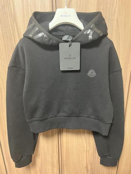 未使用・本物保証☆MONCLER Cropped sweatshirt Ladys Hoodie パーカー Lサイズ ブラック色 レディースモデル 人気商品