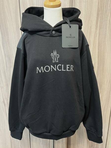 Sサイズ【未使用】MONCLER Same But Hoodie ロゴ パネル パーカー　ブラック　黒色　本物保証 ◆定価8.5万円◆　人気男女兼用モデル