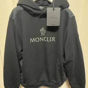 Mサイズ【未使用】MONCLER Same But Hoodie ロゴ パネル パーカー　ブラック　黒色　正規品 ◆定価8.5万円◆　人気男女兼用モデル