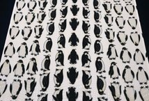 【京わぎれ】東レ シルック 長襦袢はぎれ 縦点線地紋 ペンギン柄 乳白色地 替え袖・うそつき袖用 2.2m ①_画像2