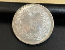 14398 日本 古銭 明治25年 1円銀貨 真贋保証 流通品 ※説明と画像をご確認下さいませ！_画像1