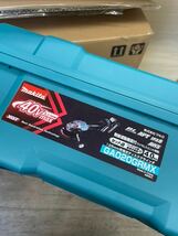 （426）新品 未開封 makita マキタ 40V充電式125mmディスクグラインダ GA020GRMX バッテリ2個 充電器付き_画像2