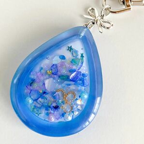 【ハンドメイド】 レジン シェイカー キーホルダー しずく型 水滴 青色 花柄 シャカシャカ バッグチャーム