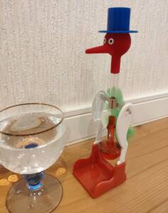 【昭和レトロ】　ドリンキングバード 水飲み鳥 平和鳥 赤色★☆