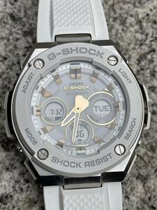 【1円開始】G-SHOCK GST-W300-7AJF ホワイト G-STEEL Mid Size Series 独自の微細加工技術によるエッジを効かせた立体造形のインデックス